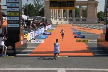 Imagem ilustrativa da imagem VÍDEO | Atleta é pedida em casamento na linha de chegada no Mundial de Atletismo