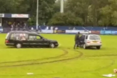 Imagem ilustrativa da imagem VÍDEO | Carros invadem gramado, causam tumulto e jogo na Inglaterra é suspenso