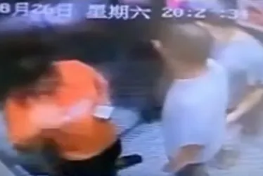 Imagem ilustrativa da imagem VÍDEO | Elevador de prédio cai e três moradores ficam feridos na China