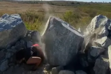 Imagem ilustrativa da imagem VÍDEO | Homem fica prensado por pedra de três toneladas ao tirar foto no Ceará