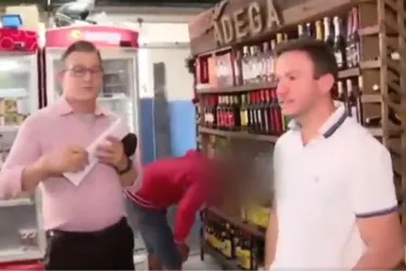 Imagem ilustrativa da imagem VÍDEO | Homem tenta furtar bebida enquanto equipe de reportagem grava em mercado