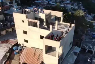 Imagem ilustrativa da imagem VÍDEO | Mansão do tráfico, avaliada em R$ 2,5 milhões, é derrubada na Rocinha