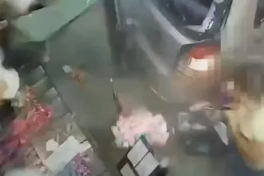 Imagem ilustrativa da imagem VÍDEO | Motorista perde direção, invade padaria e quase atropela clientes em MG
