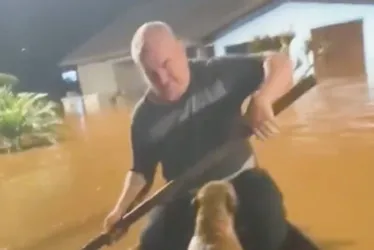Imagem ilustrativa da imagem VÍDEO | Pai e filha salvam cão no meio da enchente no Rio Grande do Sul