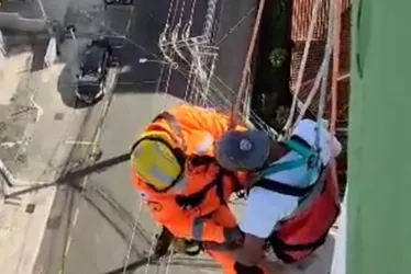 Imagem ilustrativa da imagem VÍDEO: Equipamento falha e pintor fica pendurado no 10º andar de prédio