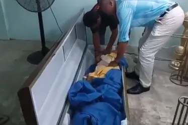 Imagem ilustrativa da imagem VÍDEO: Idosa 'morta' acorda dentro de caixão durante velório no Equador