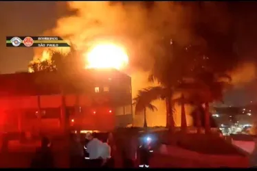 Imagem ilustrativa da imagem VÍDEO: Incêndio de grandes proporções atinge indústria química em SP