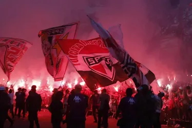 Imagem ilustrativa da imagem VÍDEO: Torcida do São Paulo faz festa e quebra vidros de ônibus do Corinthians