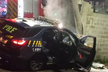 Imagem ilustrativa da imagem VÍDEO: Viatura da PRF bate em poste e pega fogo em Guarapari