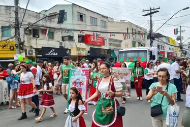 Imagem ilustrativa da imagem VÍDEOS | Cortejo pelas ruas celebra imigração italiana em Nova Venécia