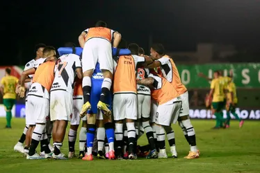 Imagem ilustrativa da imagem Vasco bate Cuiabá em estádio sem torcida e volta a vencer após 10 jogos