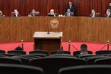 Imagem ilustrativa da imagem Veja como votou cada ministro do TSE em ação que tornou Bolsonaro inelegível