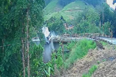 Imagem ilustrativa da imagem Vídeo mostra momento da queda de caminhão de ponte na BR-101 em Fundão