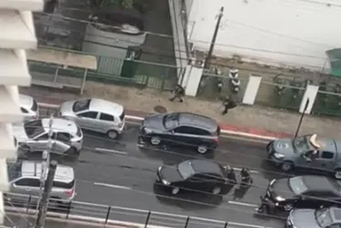 Imagem ilustrativa da imagem Vídeo mostra troca de tiros entre bandidos e policiais em avenida de Vitória