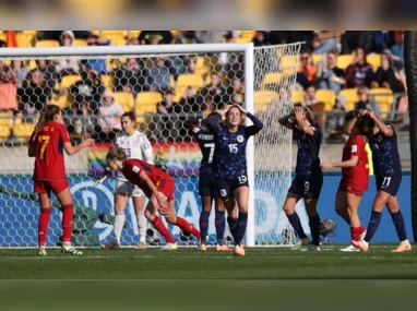 Os muros do CT do Flamengo foram pichados na madrugada deste sábado (12)