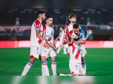 O goleiro Cássio pega uma das tentativas do time argentino