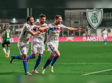 Nino e André comemorando o gol do volante