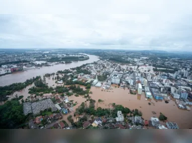 O governador está sobrevoando as áreas regiões mais afetadas pelas enchentes junto de representantes do governo federal