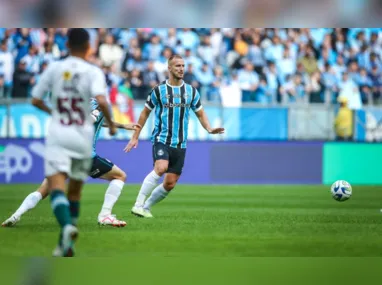 Imagem ilustrativa da imagem Grêmio vira sobre o Fluminense em tarde de aplausos por reestreia de Luan