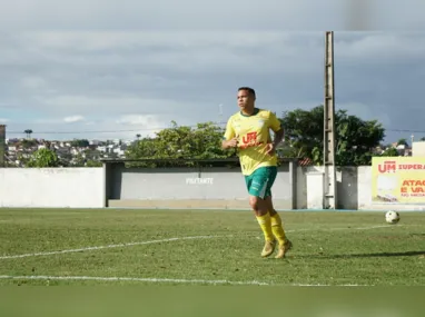 Juninho Bebê arrisca chute durante jogo no Estadual de futebol de areia