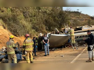 A caravana do Vale do Paraíba estava em uma curva e se chocou contra um barranco antes de capotar