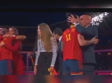 Jenni Hermoso foi beijada à força por presidente da Federação Espanhola durante cerimônia de entrega das medalhas na Copa do Mundo