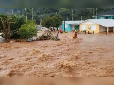 Casas ficaram ilhadas após passagem de um ciclone extratropical