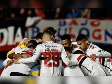 O goleiro Cássio pega uma das tentativas do time argentino