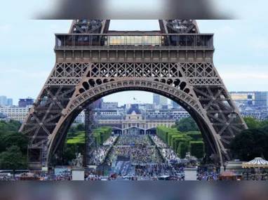 Imagem ilustrativa da imagem Torre Eiffel é esvaziada em Paris após alerta de bomba