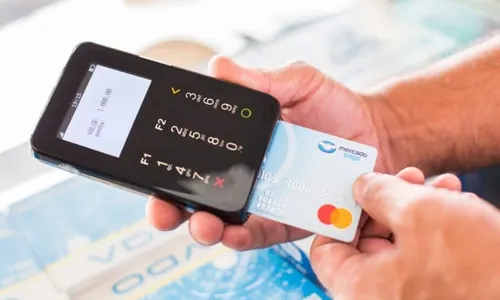 
          Imagem ilustrativa da imagem Acesso ao cartão de crédito fica mais fácil e causa alerta
          