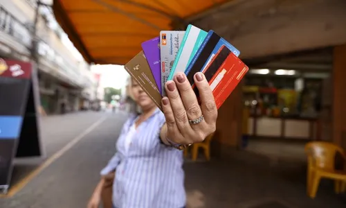 
          Imagem ilustrativa da imagem Acesso ao cartão de crédito fica mais fácil e causa alerta
          