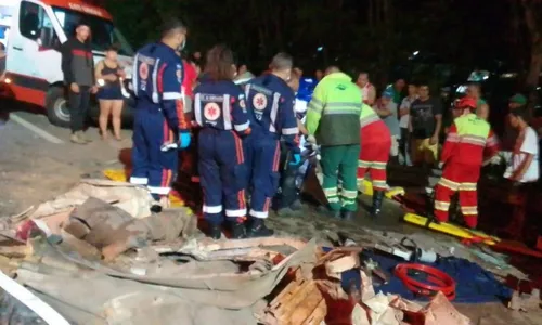 
          Imagem ilustrativa da imagem Acidente envolvendo ônibus deixa um morto e interdita faixa da BR-101 na Serra
          