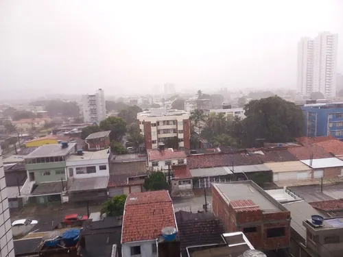 
          Imagem ilustrativa da imagem Ainda chove no Recife, mas com menos intensidade
          