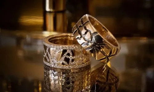 
          Imagem ilustrativa da imagem Alianças milionárias de Maíra Cardi e Primo Rico foram entregues em carro forte
          