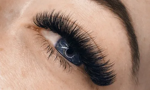 
          Imagem ilustrativa da imagem Alongamento de cílios pode afetar a saúde dos olhos
          