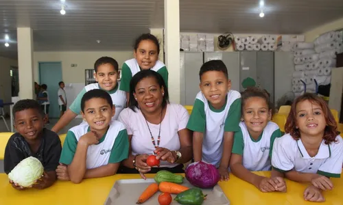 
          Imagem ilustrativa da imagem Alunos disputam prêmio com horta sustentável
          