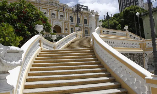 
          Imagem ilustrativa da imagem Alunos são roubados na escadaria do Palácio Anchieta após saírem da escola
          