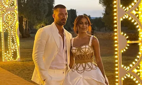 
          Imagem ilustrativa da imagem Anitta chega de mãos dadas com ator de '365 Dias' em desfile na Itália
          