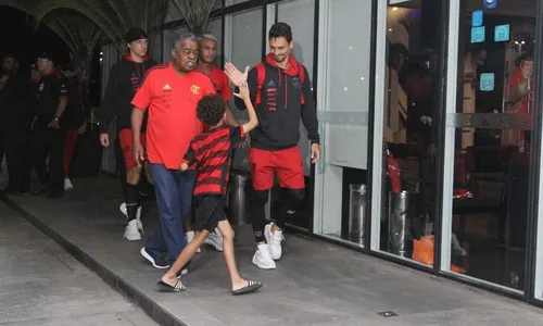 
          Imagem ilustrativa da imagem Apoio e pressão: Flamengo desembarca em Vitória e é recebido por torcedores
          