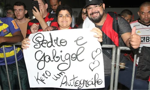 
          Imagem ilustrativa da imagem Apoio e pressão: Flamengo desembarca em Vitória e é recebido por torcedores
          