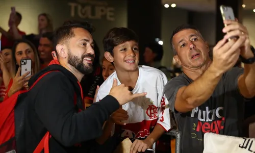 
          Imagem ilustrativa da imagem Apoio e pressão: Flamengo desembarca em Vitória e é recebido por torcedores
          