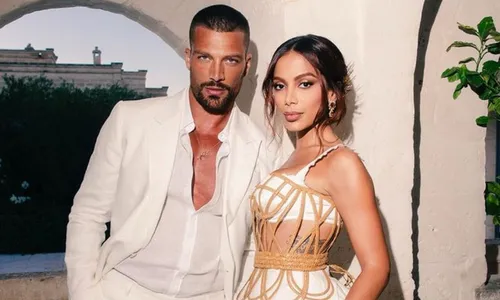 
          Imagem ilustrativa da imagem Assumidos, Anitta e Simone Susinna trocam mensagens românticas na internet
          