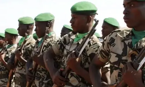 
          Imagem ilustrativa da imagem Ataques terroristas no Mali matam ao menos 49 civis e 15 soldados
          