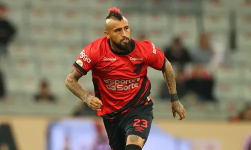 
          Imagem ilustrativa da imagem Athletico Paranaense domina Bahia, vence em casa e encosta no G4
          