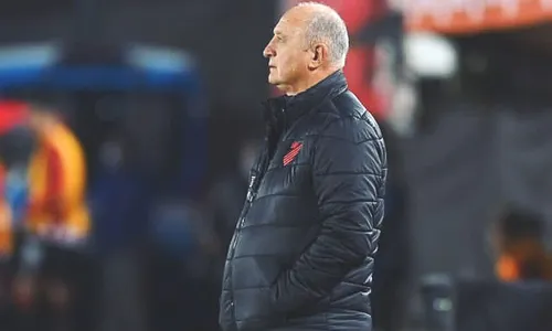 
          Imagem ilustrativa da imagem Athletico anuncia saída de Felipão, que está perto do Atlético-MG
          