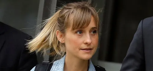 
          Imagem ilustrativa da imagem Atriz deixa prisão após cumprir pena por participar de seita sexual
          