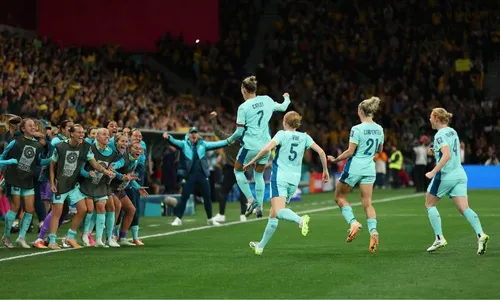 
          Imagem ilustrativa da imagem Austrália atropela, elimina Canadá e passa em 1º no grupo B da Copa
          