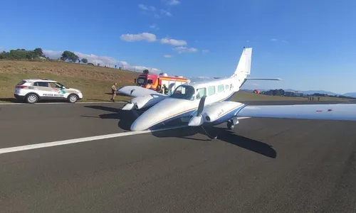 
          Imagem ilustrativa da imagem Avião arrasta bico em pista durante pouso de emergência; Veja vídeo
          
