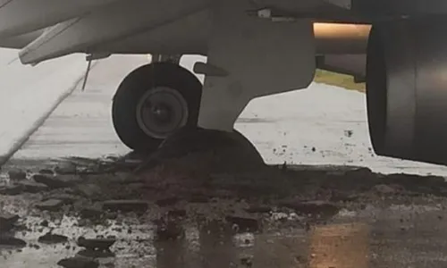 
          Imagem ilustrativa da imagem Avião derrapa e abre buraco na pista ao pousar no aeroporto de Florianópolis
          