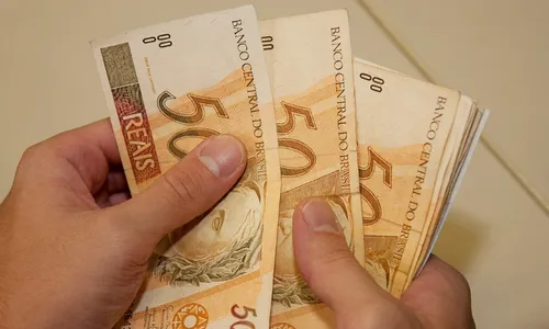 
          Imagem ilustrativa da imagem Bancos “emprestam” dinheiro para 1.100 aposentados sem autorização
          